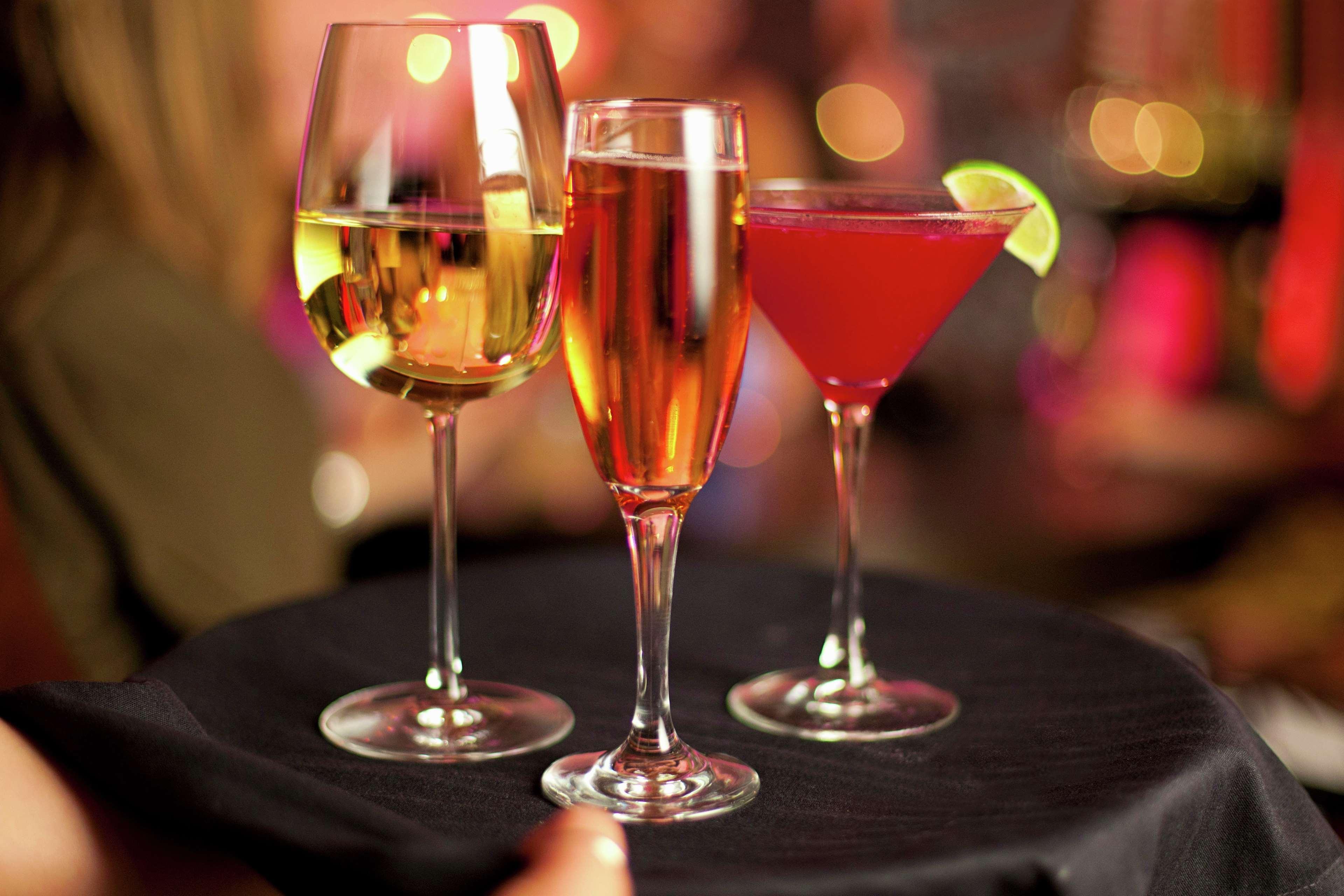 Hilton Mumbai International Airport Hotel Ngoại thất bức ảnh A wine glass, champagne flute and cocktail glass