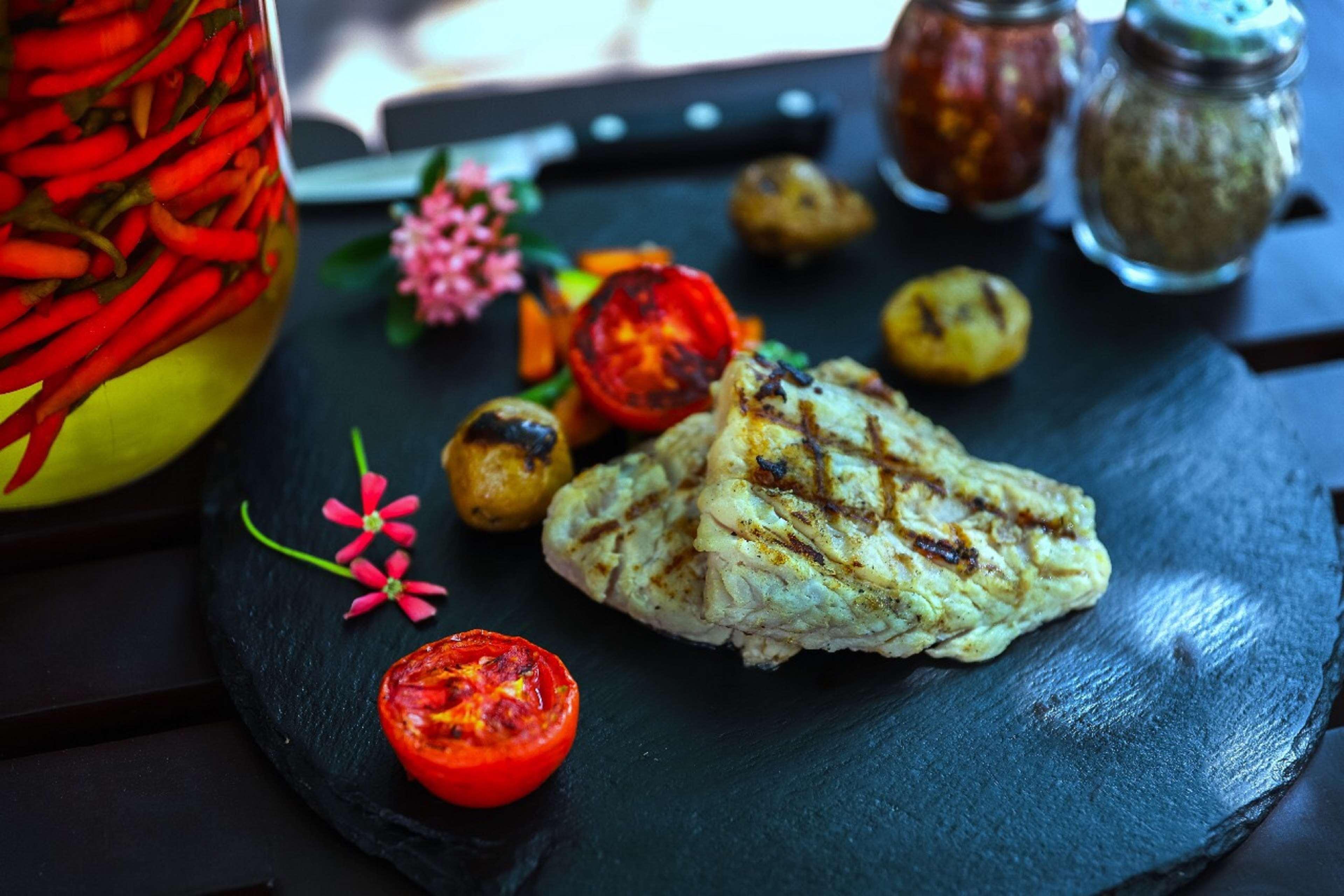 Hilton Mumbai International Airport Hotel Ngoại thất bức ảnh Grilled halibut