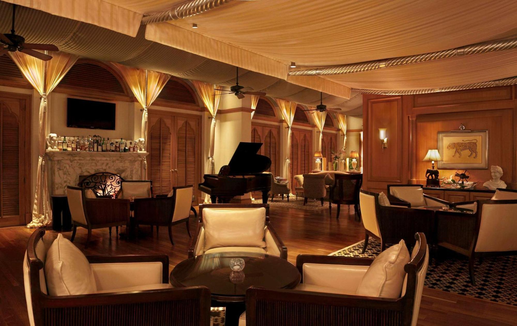 Hilton Mumbai International Airport Hotel Ngoại thất bức ảnh The piano bar at the Taj Mahal Palace