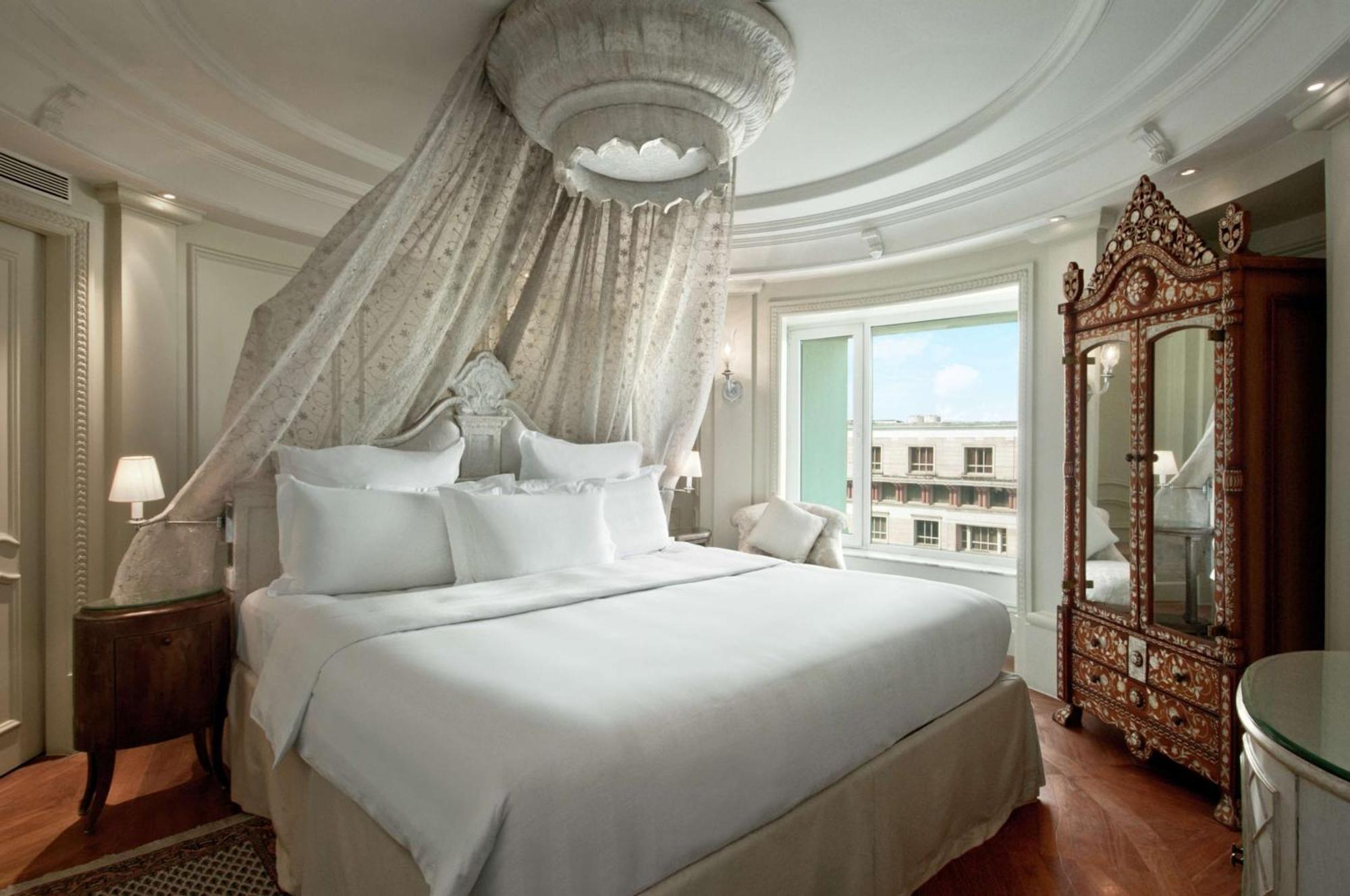Hilton Mumbai International Airport Hotel Ngoại thất bức ảnh A bedroom at the hotel