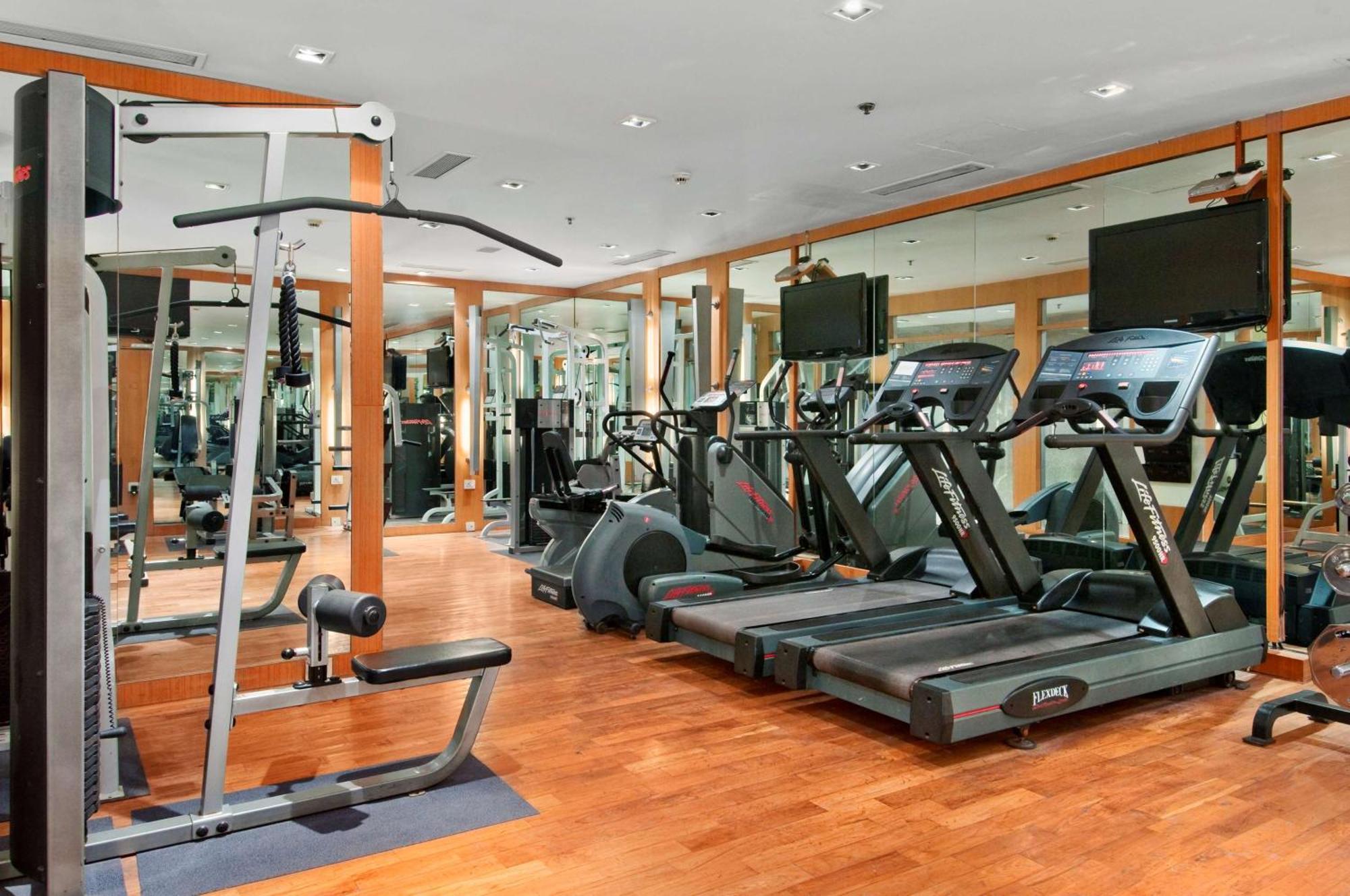 Hilton Mumbai International Airport Hotel Ngoại thất bức ảnh A gym at a hotel