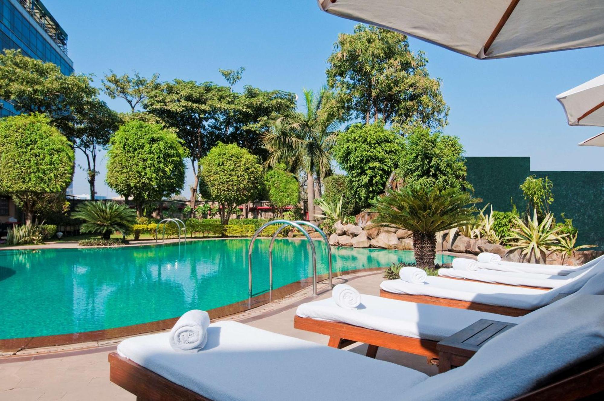 Hilton Mumbai International Airport Hotel Ngoại thất bức ảnh The pool at the hotel