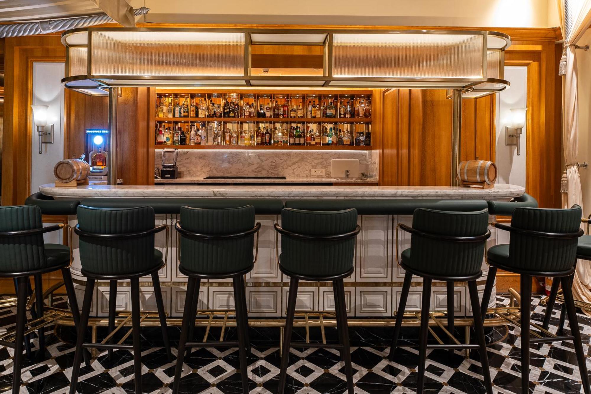 Hilton Mumbai International Airport Hotel Ngoại thất bức ảnh The bar at the 1901
